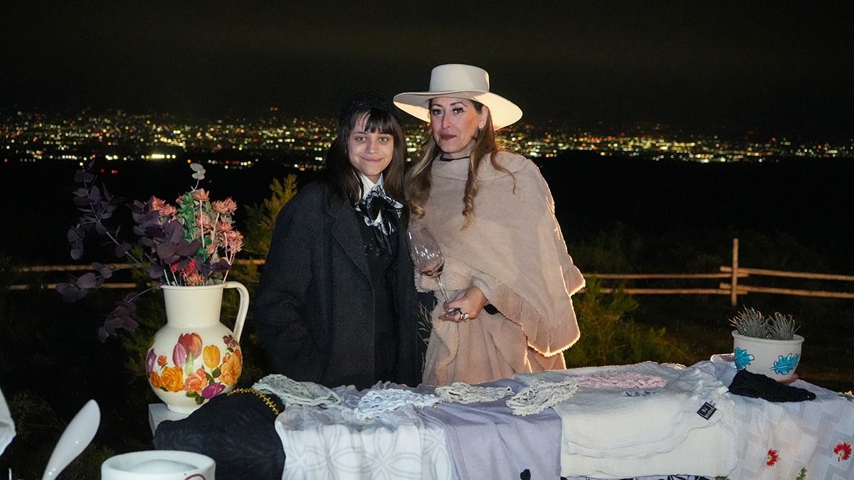 La diseñadora Bianca Álvarez y su mamá Daniela D'Innocenzo participan por primera vez en la feria con sus ponchos y sombreros. La diseñadora Bianca Álvarez y su mamá Daniela D'Innocenzo participan por primera vez en la feria con sus ponchos y sombreros.