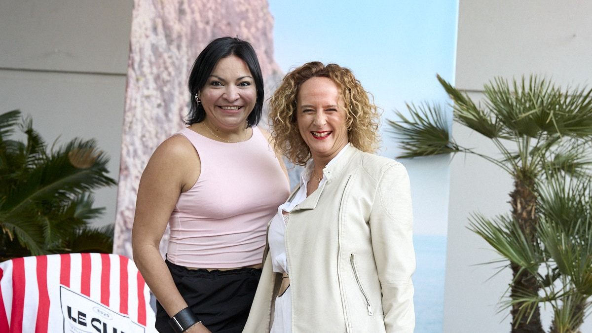 Verónica Zuliani (gte comercial) y Karen Chitty Theis (coordinadora comercial) felices de estar en Mendoza con las novedades de la época más linda del año. Verónica Zuliani (gte comercial) y Karen Chitty Theis (coordinadora comercial) felices de estar en Mendoza con las novedades de la época más linda del año.