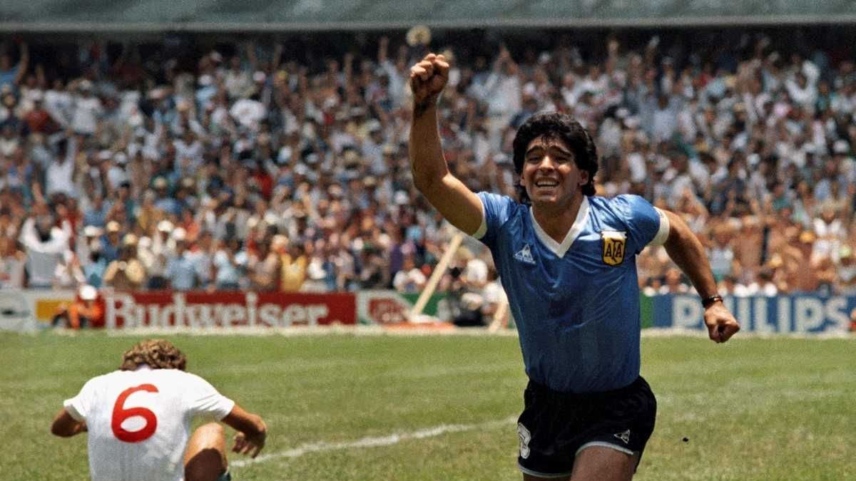 Cuántos millones pagaron por la pelota con la que Diego Maradona le marcó los dos goles a Inglaterra en el 86