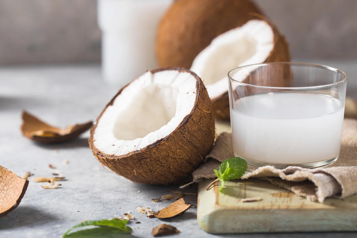 El agua de coco puede ser beneficiosa para tu pelo. Imagen: Freepik