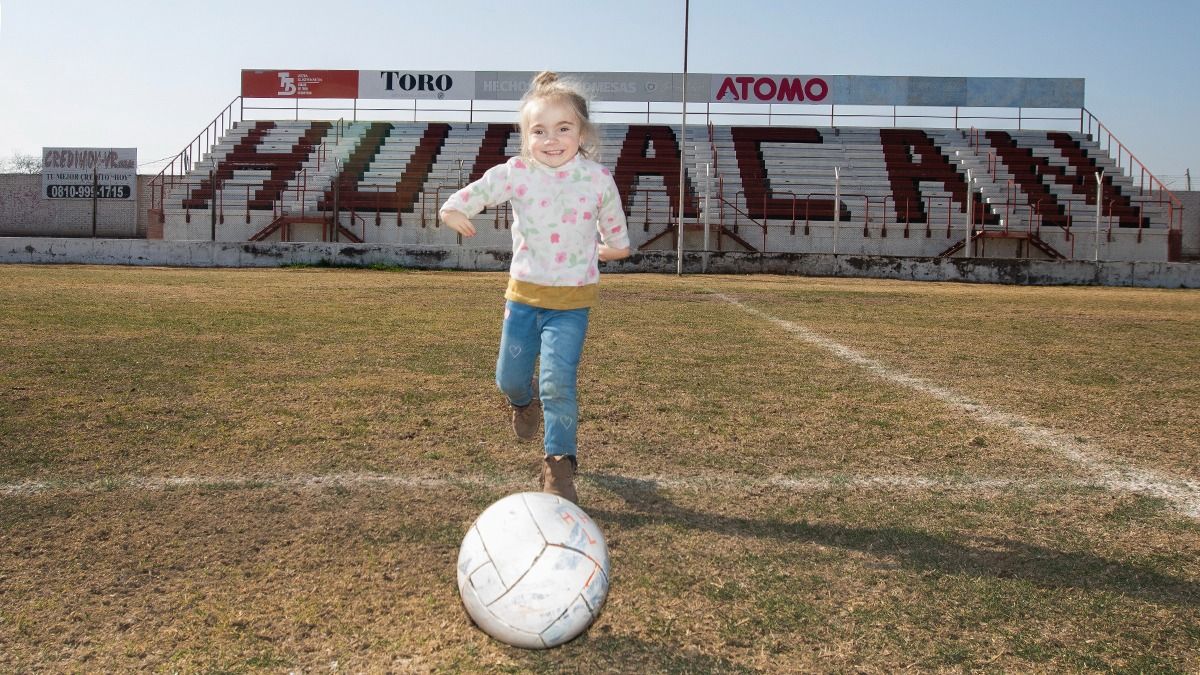Juanita, el día que visitó al plantel del club Huracán Las Heras.