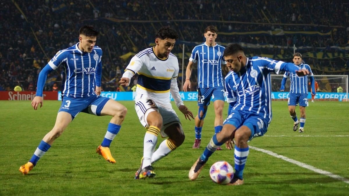 Bruno Leyes marcando en el partido ante Boca Juniors en el Malvina Argentinas.