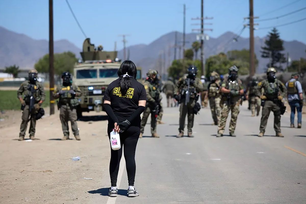 El Gobierno de Donald Trump se jacta de que los arrestos de inmigrantes se han disparado. Un manifestante se enfrenta a funcionarios federales de inmigración que llevan a cabo redadas en dos granjas de cannabis del sur de California en Camarillo, California, Estados Unidos (Archivo). Crédito: EFE/EPA/ALLISON DINNER.