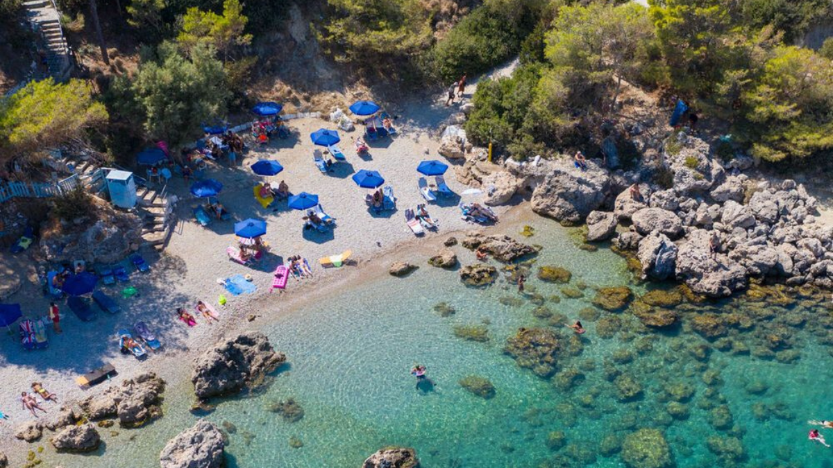 La playa de Rodas es la más grande e importante del archipiélago de las Islas Cíes. La playa de Rodas es la más grande e importante del archipiélago de las Islas Cíes.