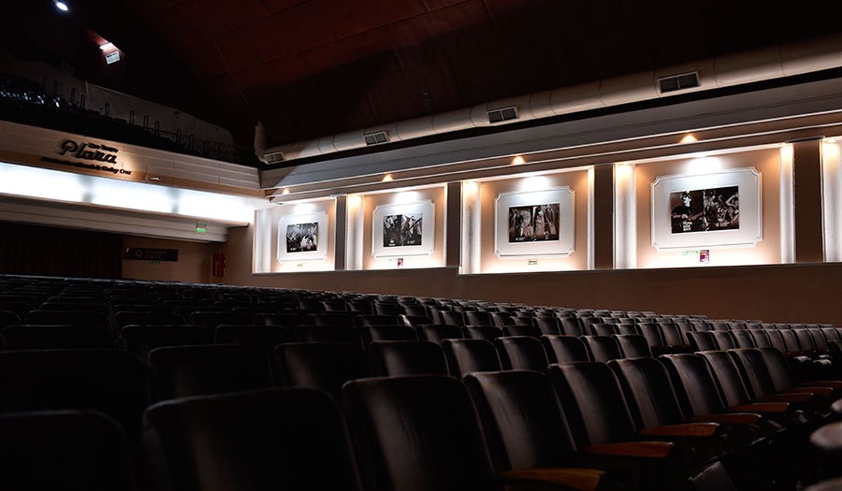 En el Teatro Plaza se instalará un techo invertido de aislación de cubiertas y se reemplazarán aberturas por carpinterías DVH (doble vidriado hermético). En el Teatro Plaza se instalará un techo invertido de aislación de cubiertas y se reemplazarán aberturas por carpinterías DVH (doble vidriado hermético).