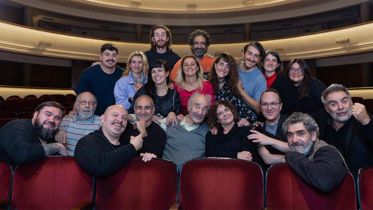 El Flaco junto a los artistas que lo acompañarán este fin de semana en el Teatro Independencia.