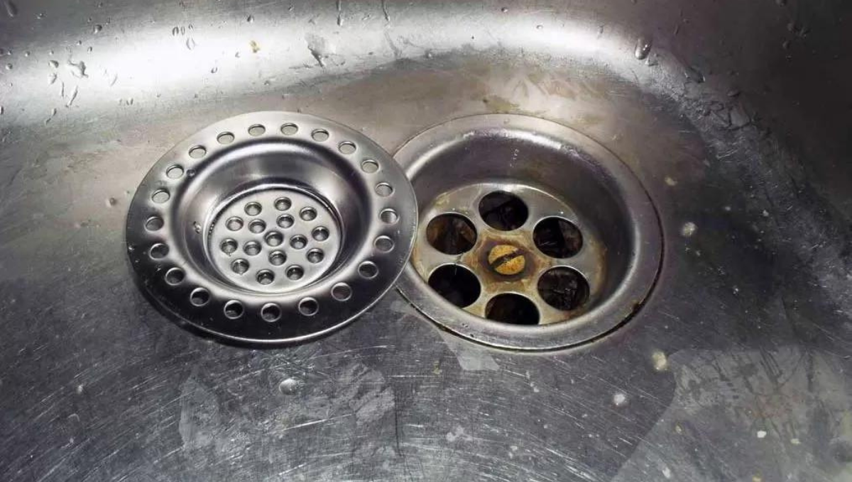 Elimina el mal olor del desagüe con un infalible truco de limpieza