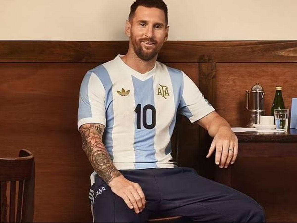 Messi con la camiseta actual de la Selección Argentina, modelo retro en homenaje a la de 1974. Messi con la camiseta actual de la Selección Argentina, modelo retro en homenaje a la de 1974.