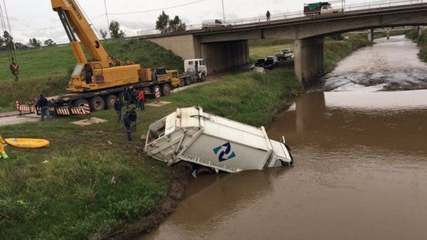 Espectacular accidente de un camión recolector que terminó en el arroyo Ludueña