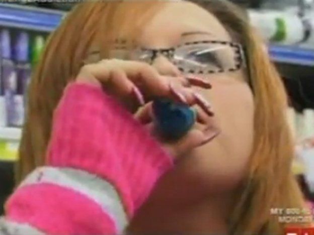 Una chica aseguró ser adicta a tomar esmalte de uñas