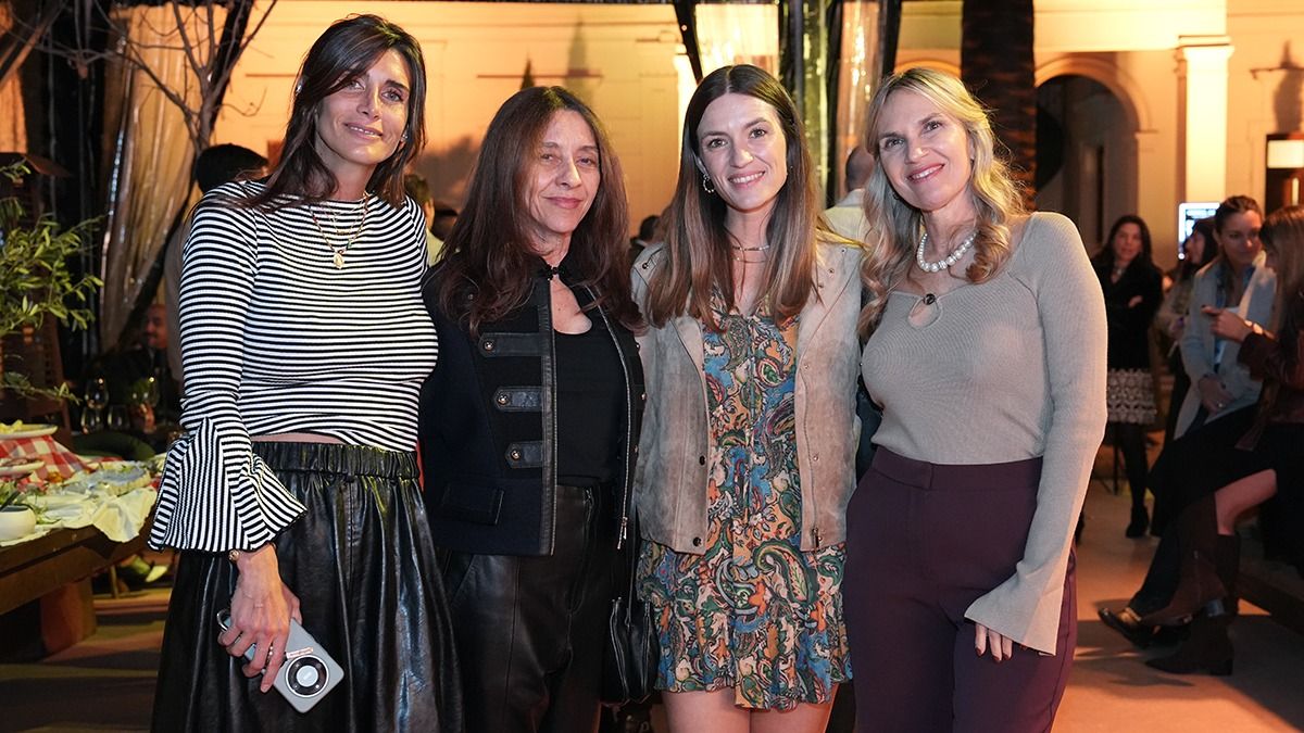 Amparo Panasiti, Marina Milanesio, Carolina Chales y Marta Reale acompañaron a Banco Supervielle en el evento nacional que se hizo en Mendoza. Amparo Panasiti, Marina Milanesio, Carolina Chales y Marta Reale acompañaron a Banco Supervielle en el evento nacional que se hizo en Mendoza.