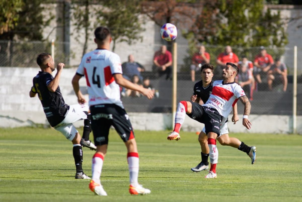 Gimnasia y Esgrima y Deportivo Morón igularon en el Parque (Axel Lloret/UNO)