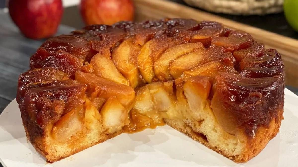 Torta invertida de manzanas, la receta riquísima, húmeda y rendidora