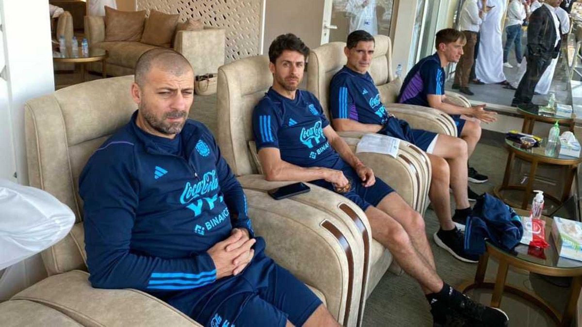 El cuerpo técnico de la Selección argentina presenció el amistoso de Arabia Saudita, primer rival de la albiceleste en el Mundial Qatar 2022. Foto: Gastón Edul.