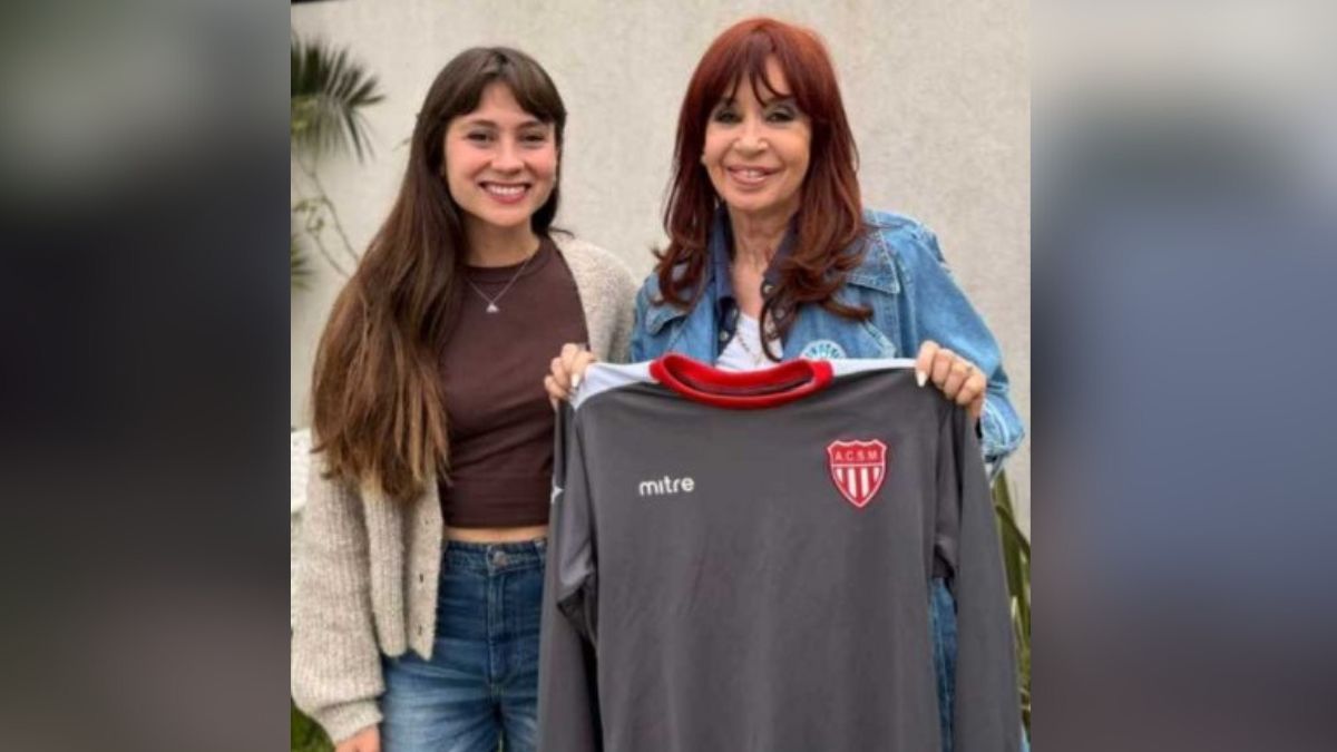 Tina Morán y Cristina Kirchner con el buzo del Atlético San Martín.