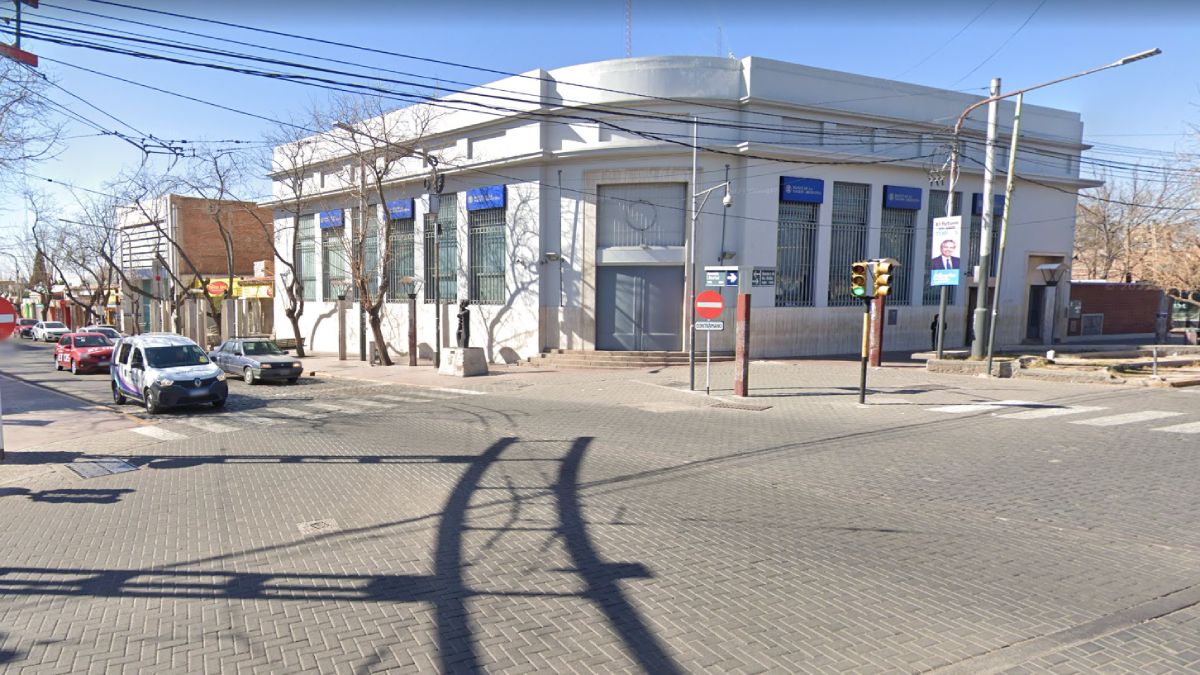 Inseguridad en Mendoza. La guardia policial del Banco Nación de Villanueva, Guaymallén, evitó el accionar de ladrones de autos con inhibidores de alarma y cierres centralizados.&nbsp;