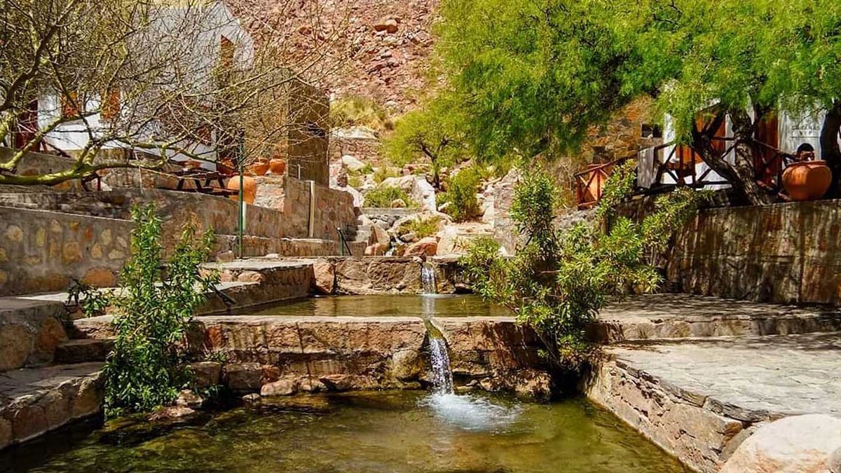 Las Termas de Fiambalá cuenta con 14 piletas de piedra cordillerana que brindan alivio a aquellos que se sumergen en sus cálidas aguas Las Termas de Fiambalá cuenta con 14 piletas de piedra cordillerana que brindan alivio a aquellos que se sumergen en sus cálidas aguas