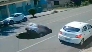 Un auto desapareció al caer en un profundo hoyo que dejó un camión en una calle