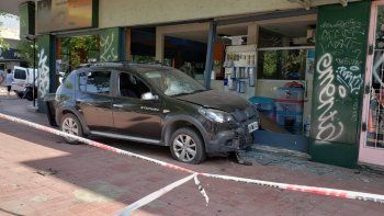 Chocó a un motociclista y quedó incrustado en una vidriera