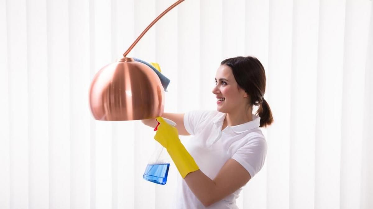 Recupera y deja reluciente la pantalla de la lámpara que tienes en casa con este truco casero de limpieza. Recupera y deja reluciente la pantalla de la lámpara que tienes en casa con este truco casero de limpieza.