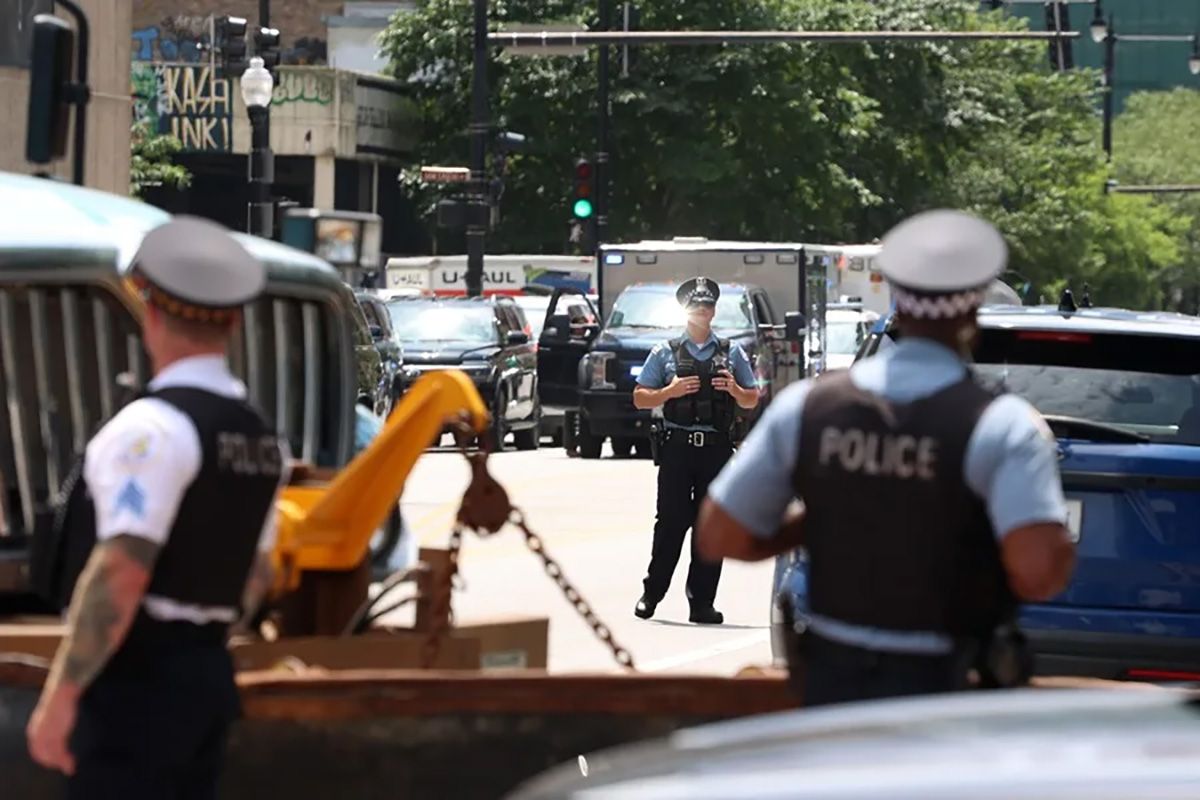 Una patrulla policial frente al Hotel Hilton en Chicago, Illinois. Crédito: EFE/EPA/ALEX WROBLEWSKI.
