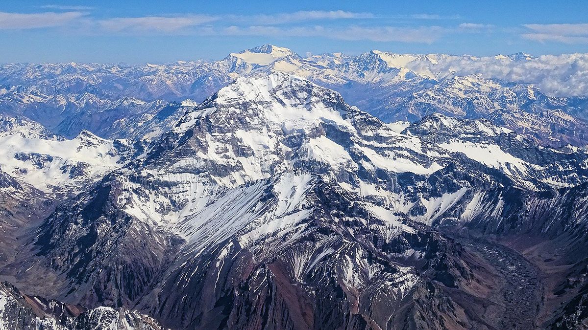 La imponente Cordillera de los Andes y el Aconcagua deberían ser alguna vez protagonistas de los libretos de la Fiesta de la Vendimia.  Foto: Bjor Christian Torrisen.