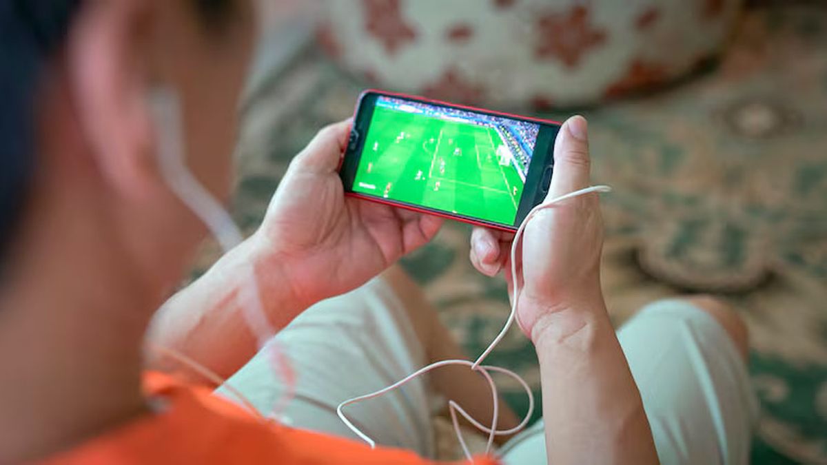 La Justicia Federal allanó una casa de Godoy Cruz donde detuvieron al presunto creador y administrador de sitios ilegales como Fútbol Libre y Megadeportes. La Justicia Federal allanó una casa de Godoy Cruz donde detuvieron al presunto creador y administrador de sitios ilegales como Fútbol Libre y Megadeportes.