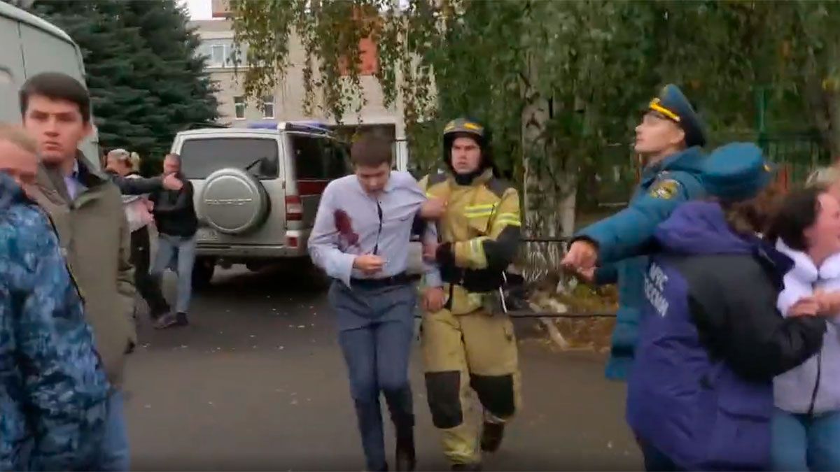 Por el ataque en una escuela de Rusia, 14 niños y siete adultos resultaron heridos.