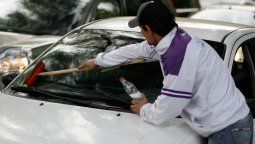 Entran 40 llamadas por día al 911 contra limpiavidrios