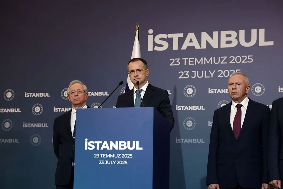 El negociador jefe de Rusia en los diálogos con Ucrania, Vladímir Medinsk, habló este 23 de julio de 2025, tras una reunión en Estambul (Turquía). Crédito: EFE/Erdem Sahin.