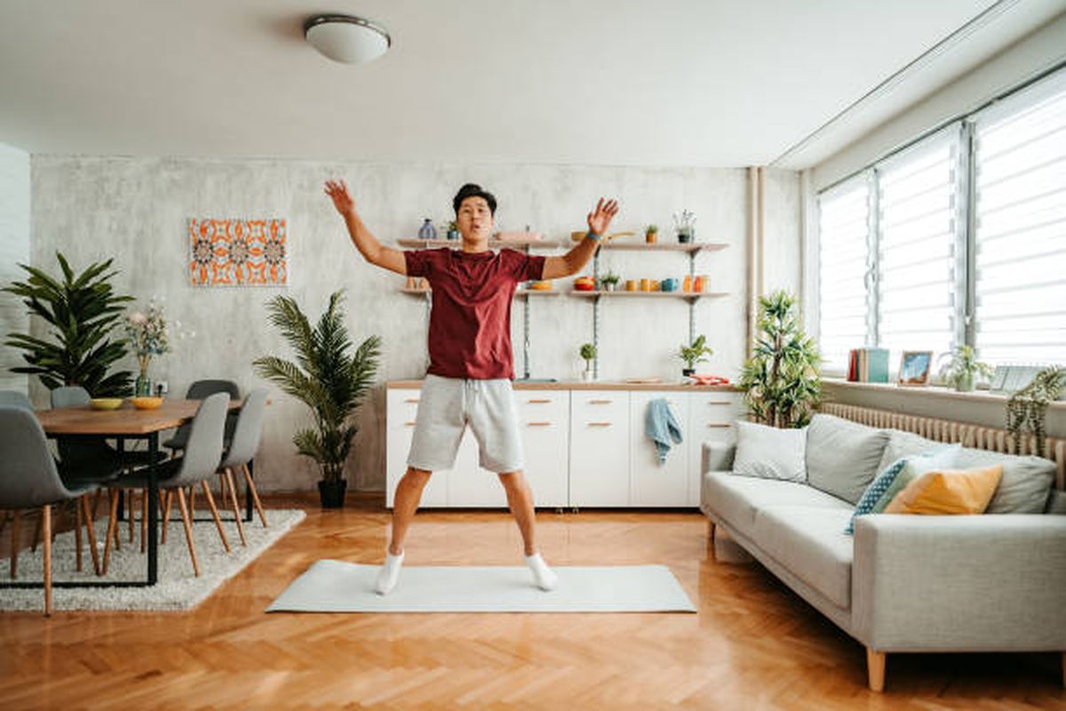 Jumping Jacks, un ejercicio que no puede faltar en la rutina de entrenamiento. Jumping Jacks, un ejercicio que no puede faltar en la rutina de entrenamiento.