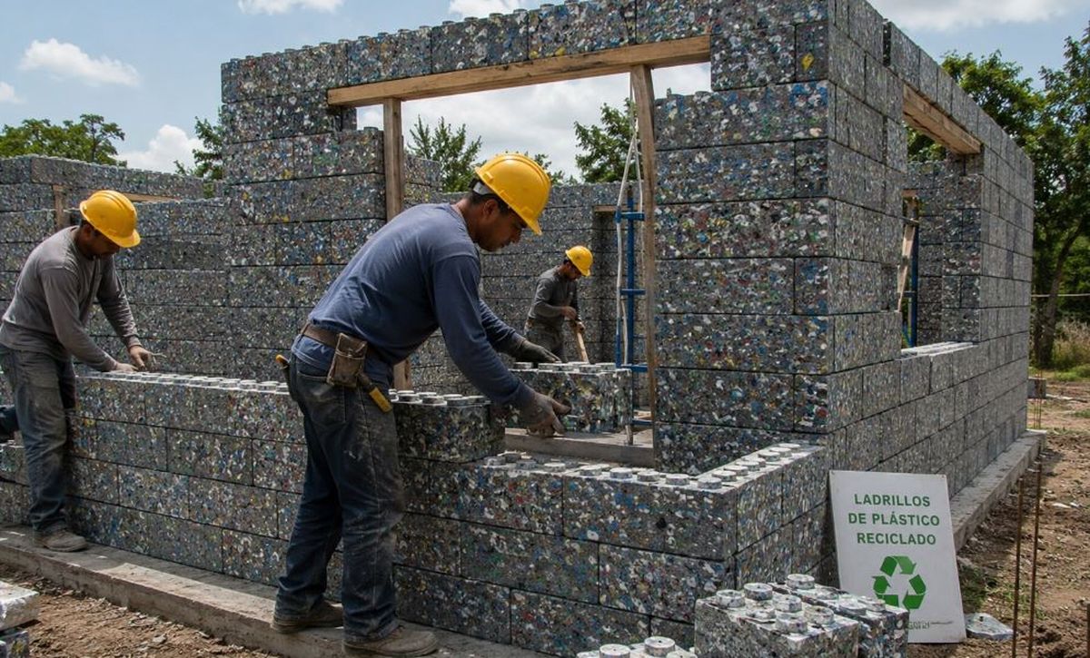 Casas hechas con plástico reciclado, una tendencia que crece. Imagen ilustrativa IA.&nbsp;