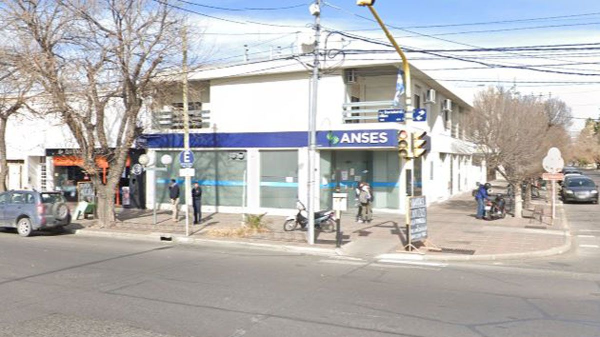La sede ANSES de San Rafael. En las inmediaciones captaban los clientes para los certificados truchos.