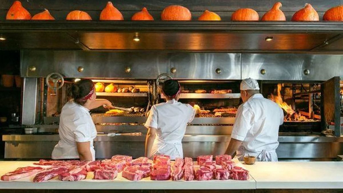 La parrilla Don Julio es un restaurante orientado al turista extranjero y al argentino de alto poder adquisitivo La parrilla Don Julio es un restaurante orientado al turista extranjero y al argentino de alto poder adquisitivo