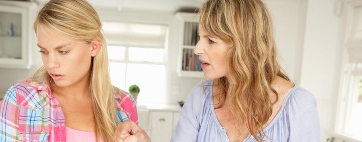 La manera de actuar de una madre manipuladora la deja en evidencia. La manera de actuar de una madre manipuladora la deja en evidencia.