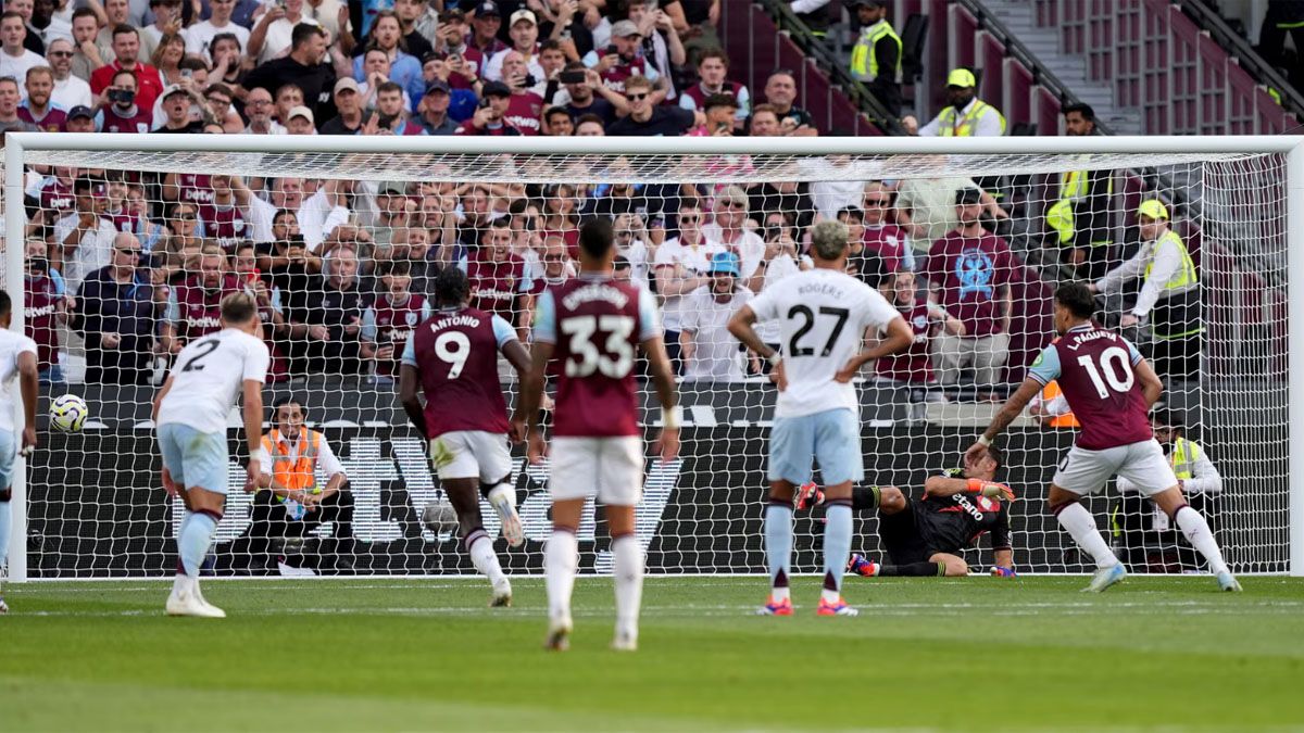 En el penal de Paquetá Dibu Martínez apenas salió en la foto. En el penal de Paquetá Dibu Martínez apenas salió en la foto.