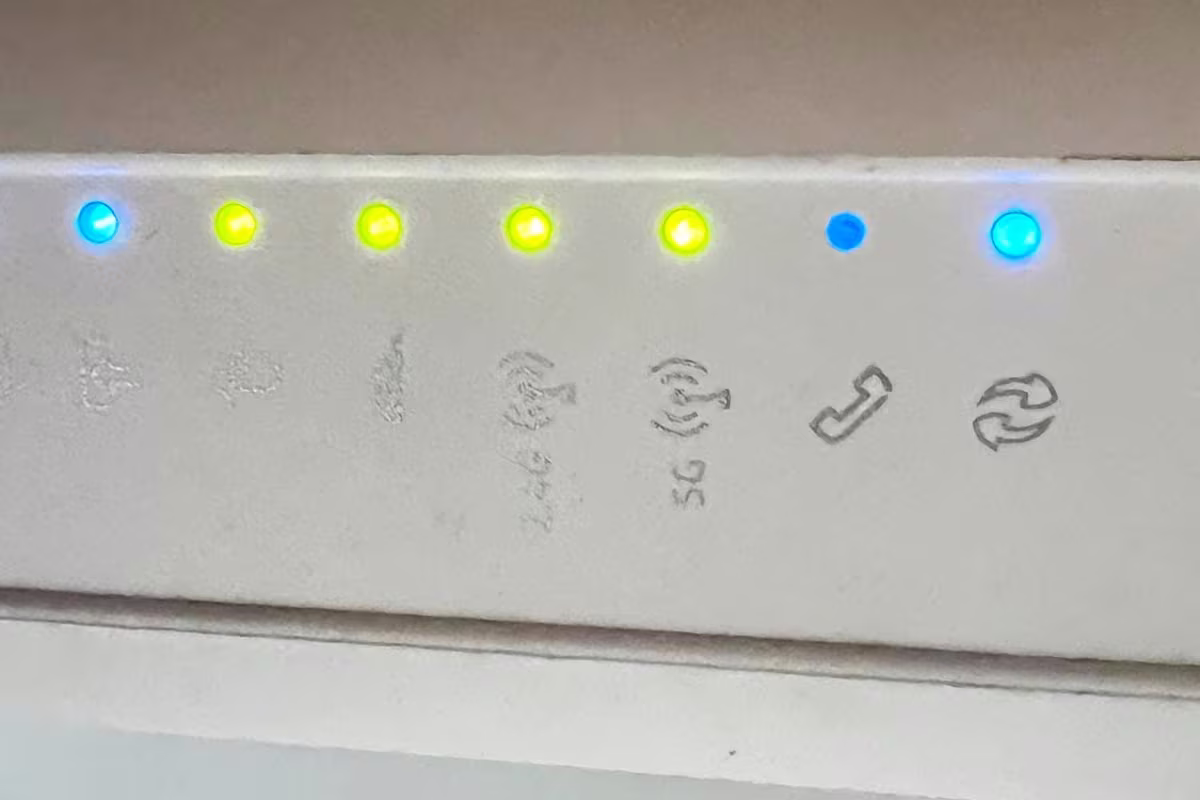 El router del wifi puede reflejar una luz azul en algunas ocasiones. El router del wifi puede reflejar una luz azul en algunas ocasiones.