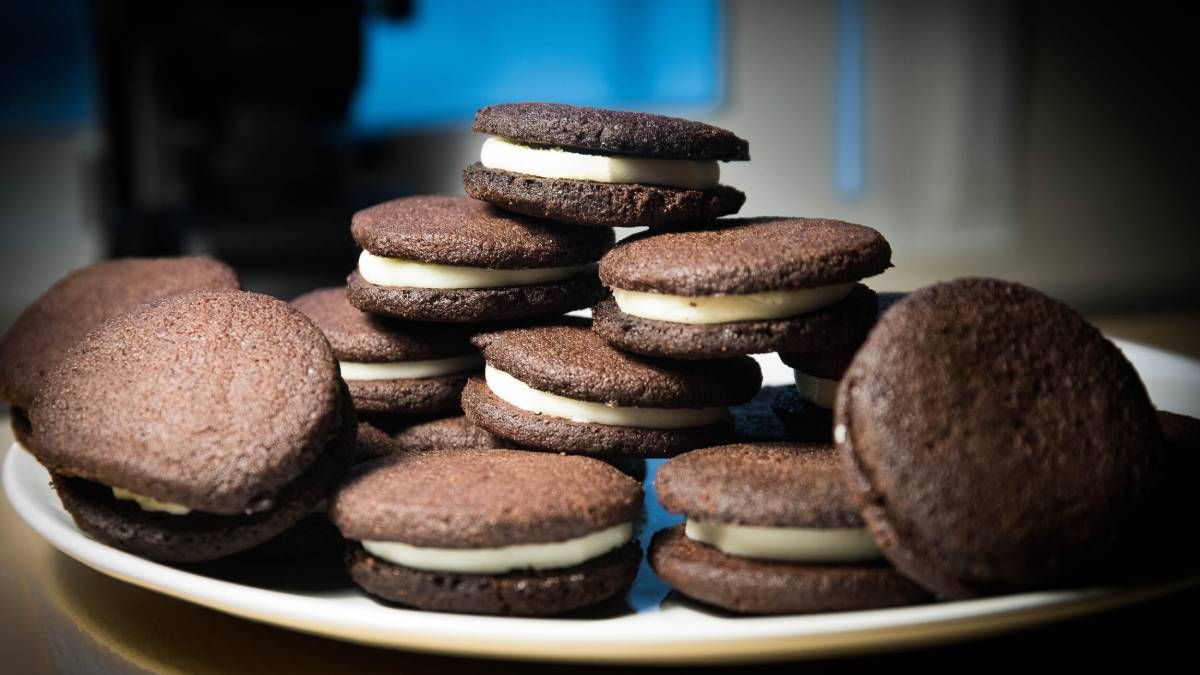 Recetas: cómo hacer galletas de chocolate rellenas de crema.