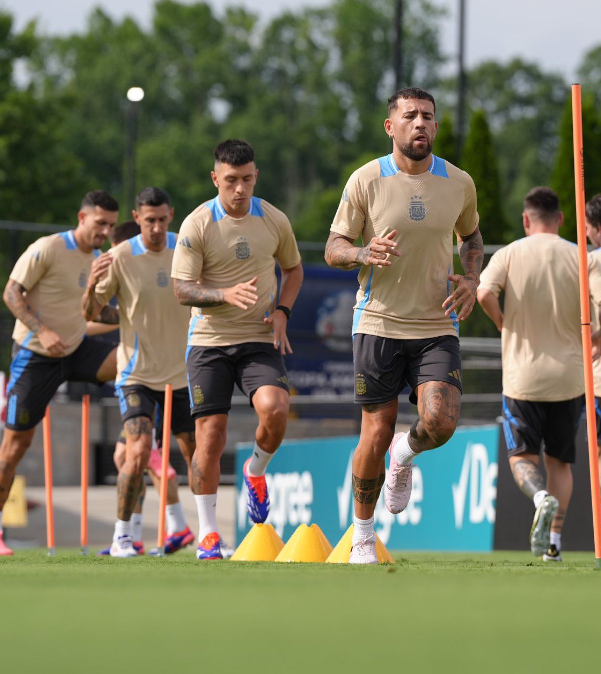 Lisandro Martinez y Nicolás Otamendi pelean un puesto en la Selección argentina y Lionel Scaloni ya decidió. Lisandro Martinez y Nicolás Otamendi pelean un puesto en la Selección argentina y Lionel Scaloni ya decidió.