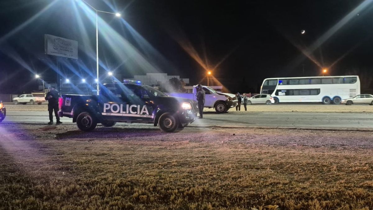 En el lugar del accidente sobre Acceso Este se montó un importante operativo. En el lugar del accidente sobre Acceso Este se montó un importante operativo.