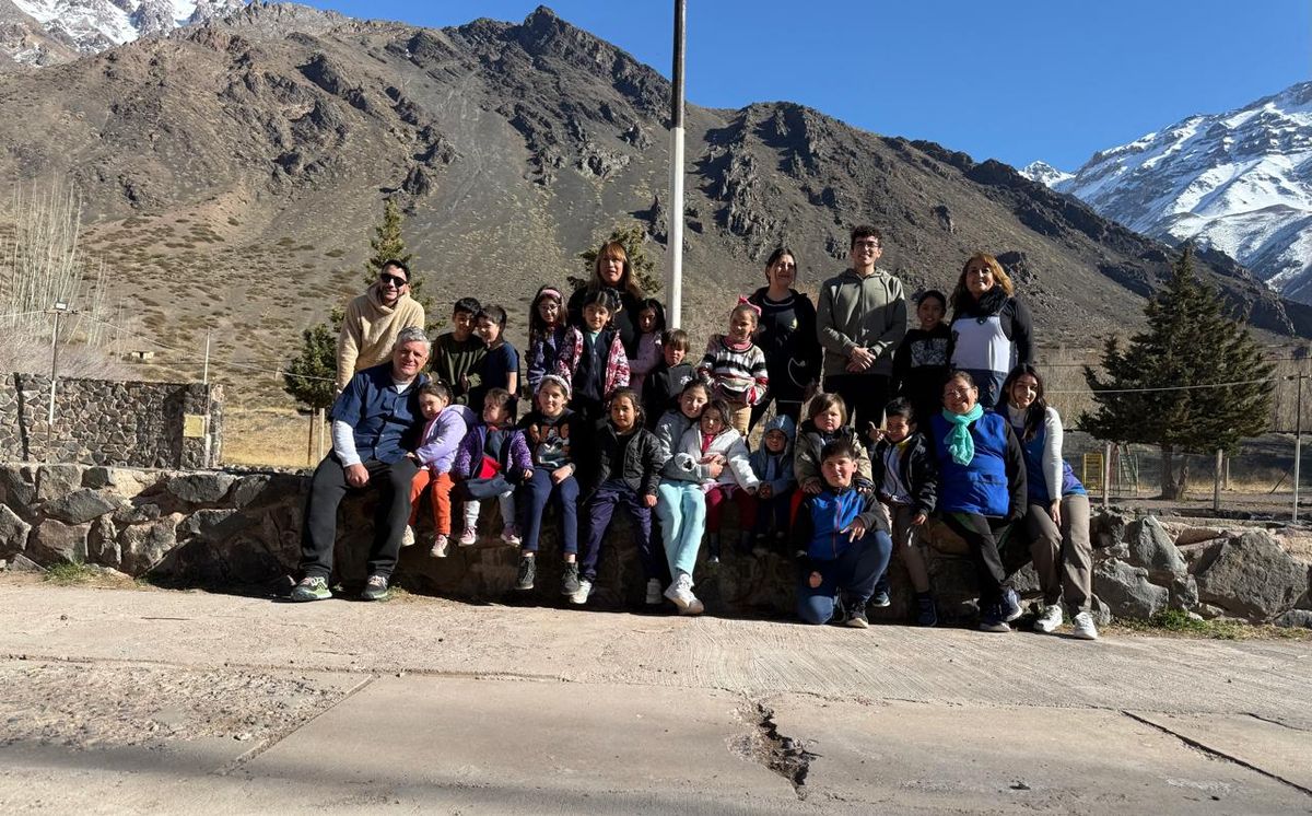 Mónica, sus alumnos y docentes de la escuela de Polvaredas, en la alta montaña mendocina. Mónica, sus alumnos y docentes de la escuela de Polvaredas, en la alta montaña mendocina.