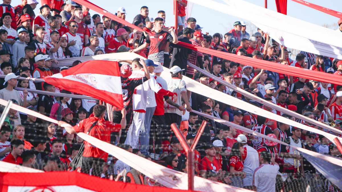 El público lasherino le puso color a la tarde del domingo.