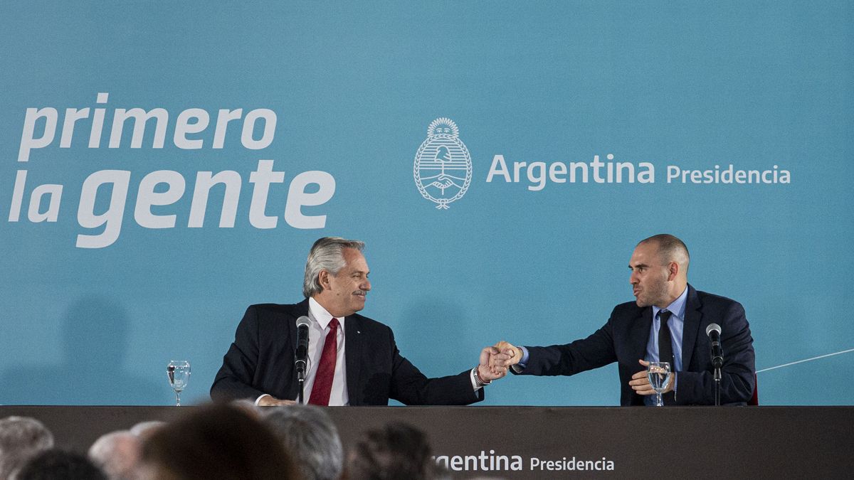 Alberto Fernández y Martìn Guzmán, en el momento de anunciar el impuesta a la renta inesperada.