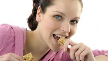 Descubren una nueva fuente de proteínas: barritas energéticas fabricadas con grillos