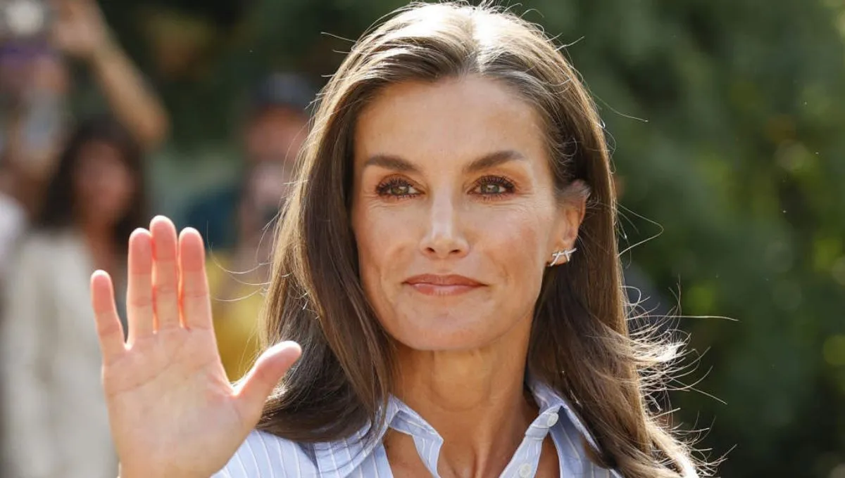 La Reina Letizia impacta a sus 52 años con una camisa con aberturas