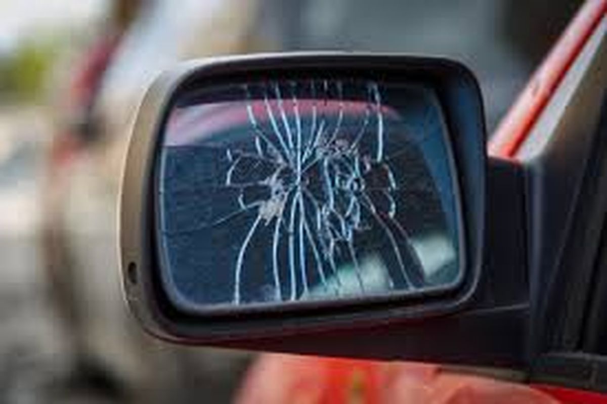 LA tranquilidad de la víctima se altera cuando ve que su espejo está roto. LA tranquilidad de la víctima se altera cuando ve que su espejo está roto.