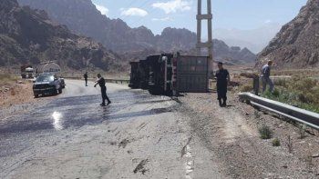 Volcó un camión cargado con vino en la Ruta 7