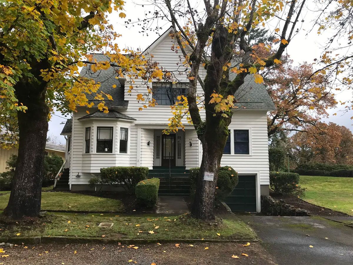 Esta es la casa que aparece como el hogar de Bella y Charlie Swan en Crepúsculo. Está en la ciudad de Forks.