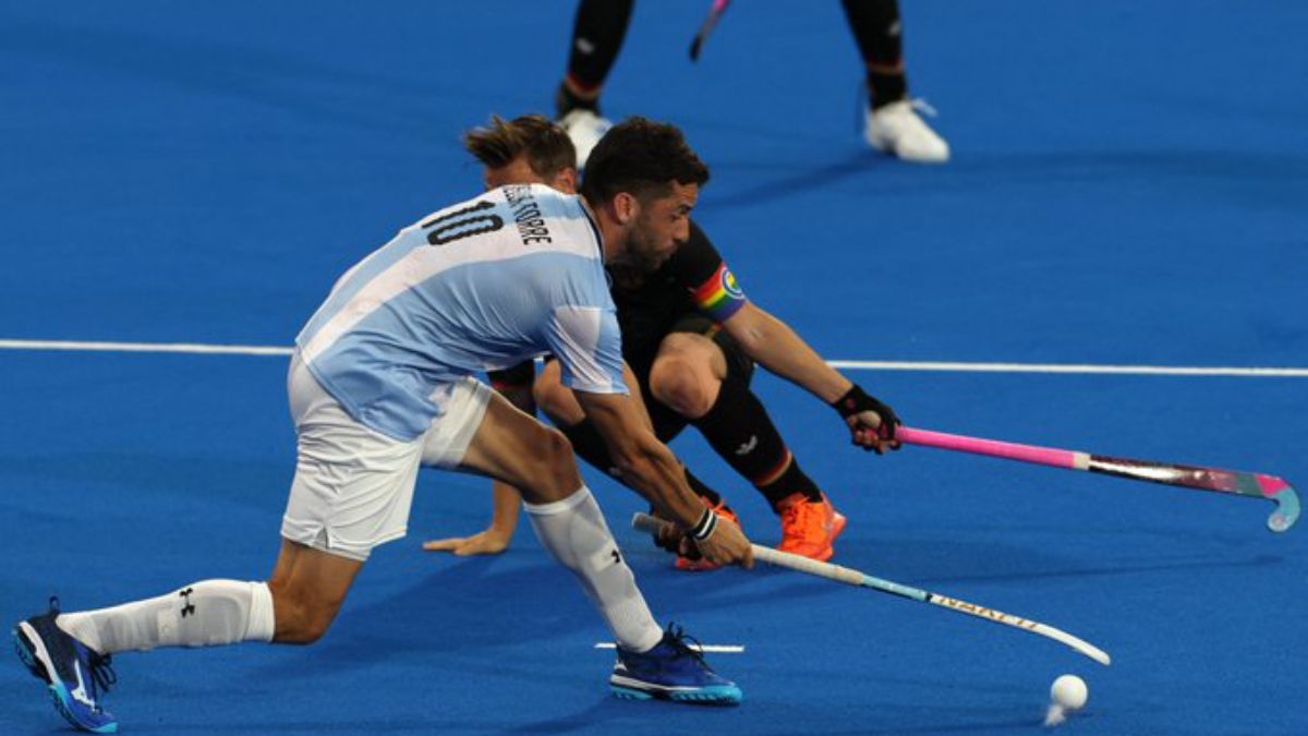 Nicolás Dalla Torre trata hacer un pase ante la marca de un jugador de Alemania. Nicolás Dalla Torre trata hacer un pase ante la marca de un jugador de Alemania.