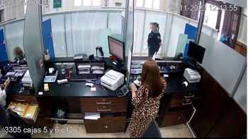 Video: la modalidad pellizco con la que dos cajeros de bancos le robaban a sus clientes Video: la modalidad pellizco con la que dos cajeros de bancos le robaban a sus clientes